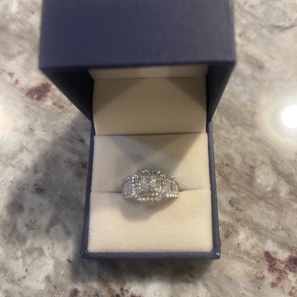 Elegant Silver Ring with Crystal Accents